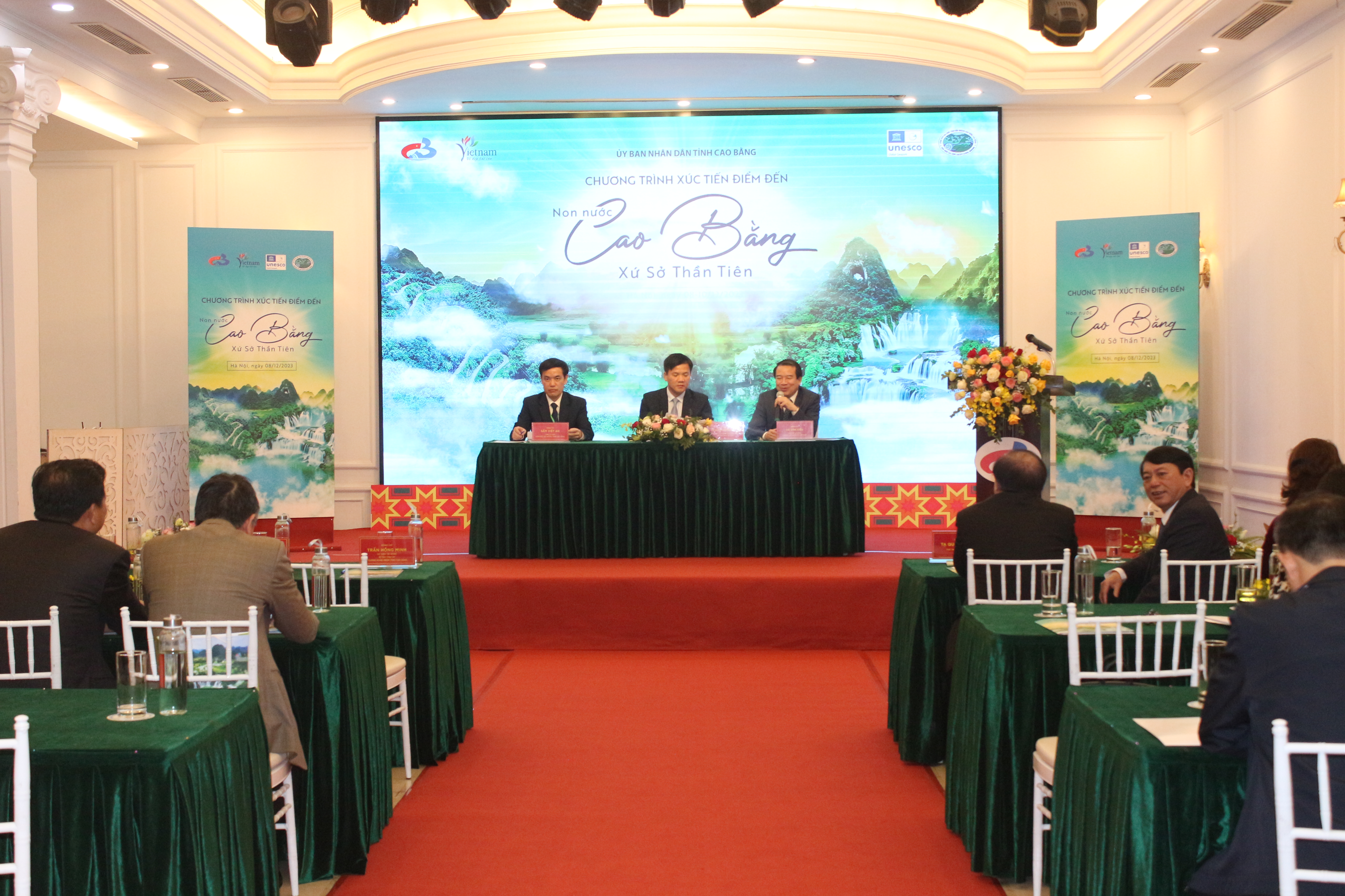 Phó Cục trưởng Cục Du lịch Quốc gia Việt Nam Hà Văn Siêu tham gia điều hành phiên trao đổi tại Chương trình xúc tiến điểm đến “Non nước Cao Bằng - Xứ sở thần tiên”